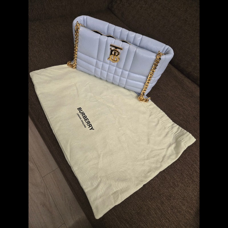 Burberry經典Lola系列羊皮斜揹包-9