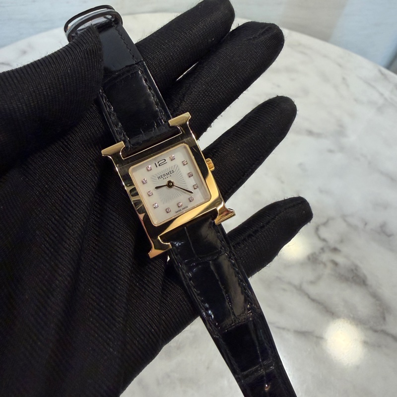 Hermes 金框珍珠母貝錶面11點鑽黑鱷魚壓紋錶帶石英腕錶-0