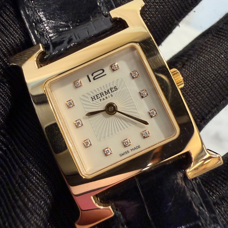 Hermes 金框珍珠母貝錶面11點鑽黑鱷魚壓紋錶帶石英腕錶-1
