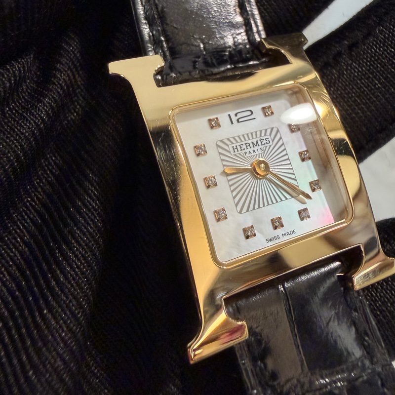 Hermes 金框珍珠母貝錶面11點鑽黑鱷魚壓紋錶帶石英腕錶-2