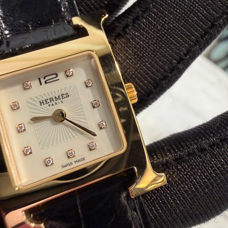 Hermes 金框珍珠母貝錶面11點鑽黑鱷魚壓紋錶帶石英腕錶-3