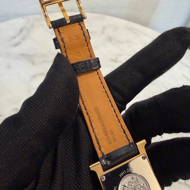 Hermes 金框珍珠母貝錶面11點鑽黑鱷魚壓紋錶帶石英腕錶-8