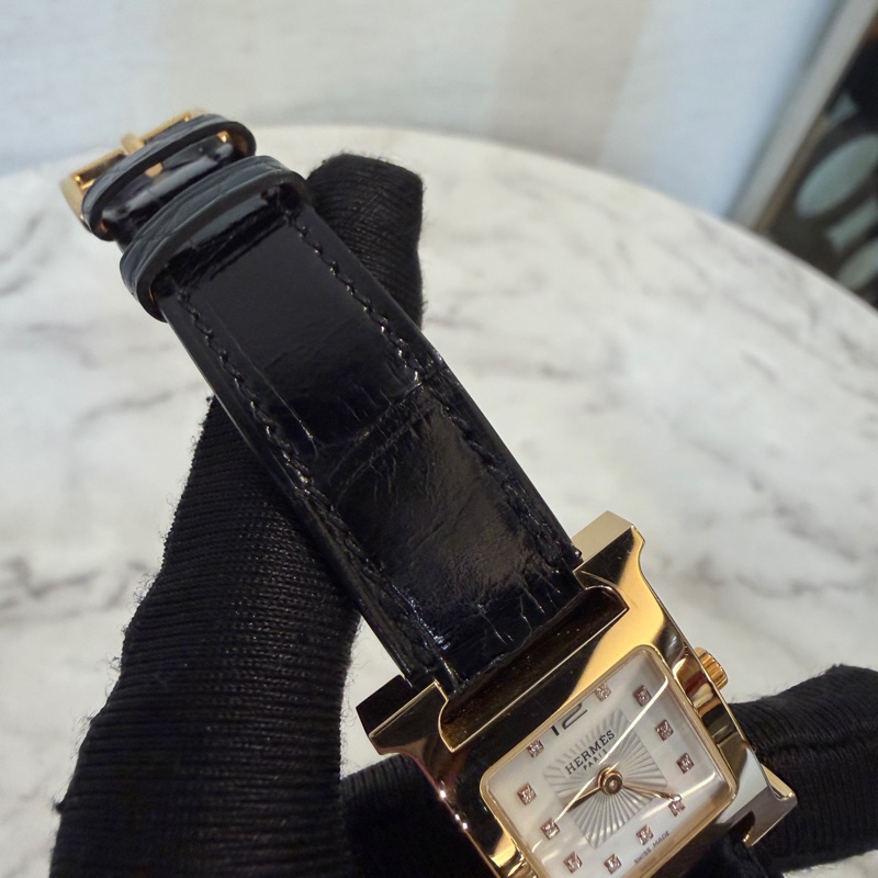 Hermes 金框珍珠母貝錶面11點鑽黑鱷魚壓紋錶帶石英腕錶-13