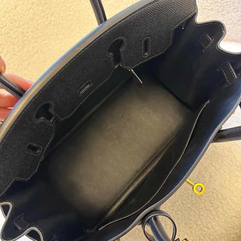 Hermes Birkin 30 黑金 Epsom皮 法國製造，經典黑金配色搭金色五金，皮質細膩質感高級，日常百搭氣質滿分！-6