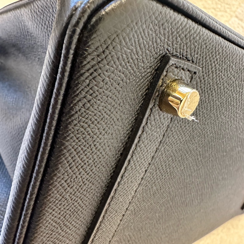 Hermes Birkin 30 黑金 Epsom皮 法國製造，經典黑金配色搭金色五金，皮質細膩質感高級，日常百搭氣質滿分！-8