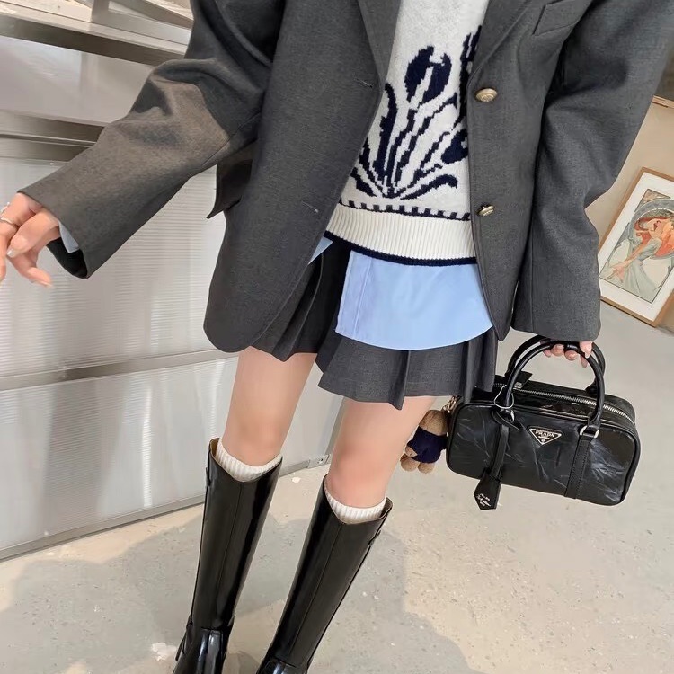 PRADA 黑色三角標褶皺羊皮手提保齡球包 24*15.5*7 99新配件塵袋-0