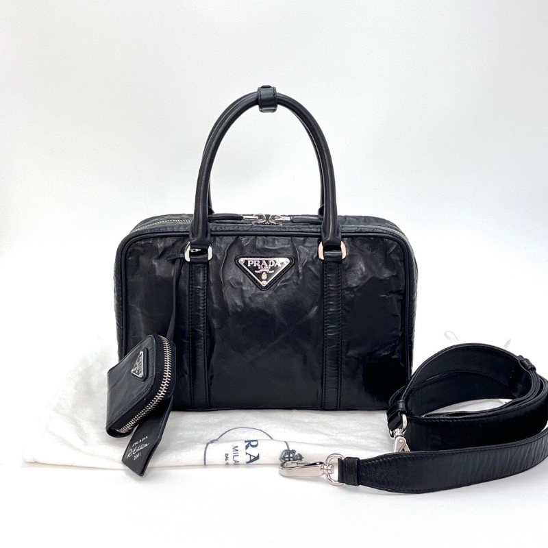PRADA 黑色三角標褶皺羊皮手提保齡球包 24*15.5*7 99新配件塵袋-1