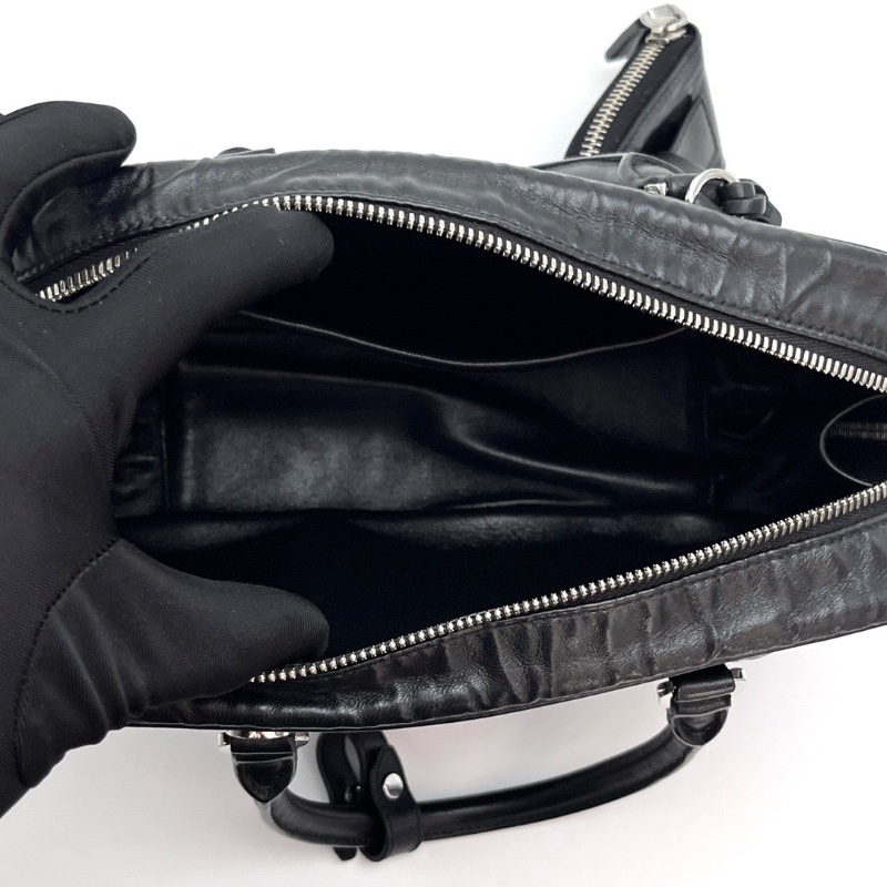 PRADA 黑色三角標褶皺羊皮手提保齡球包 24*15.5*7 99新配件塵袋-2
