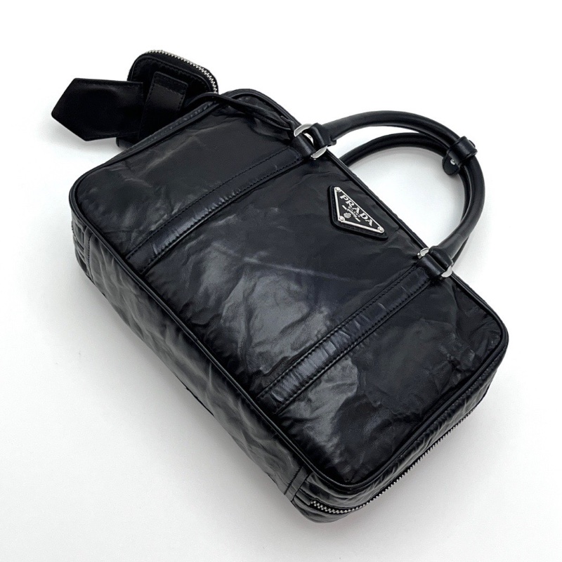 PRADA 黑色三角標褶皺羊皮手提保齡球包 24*15.5*7 99新配件塵袋-3