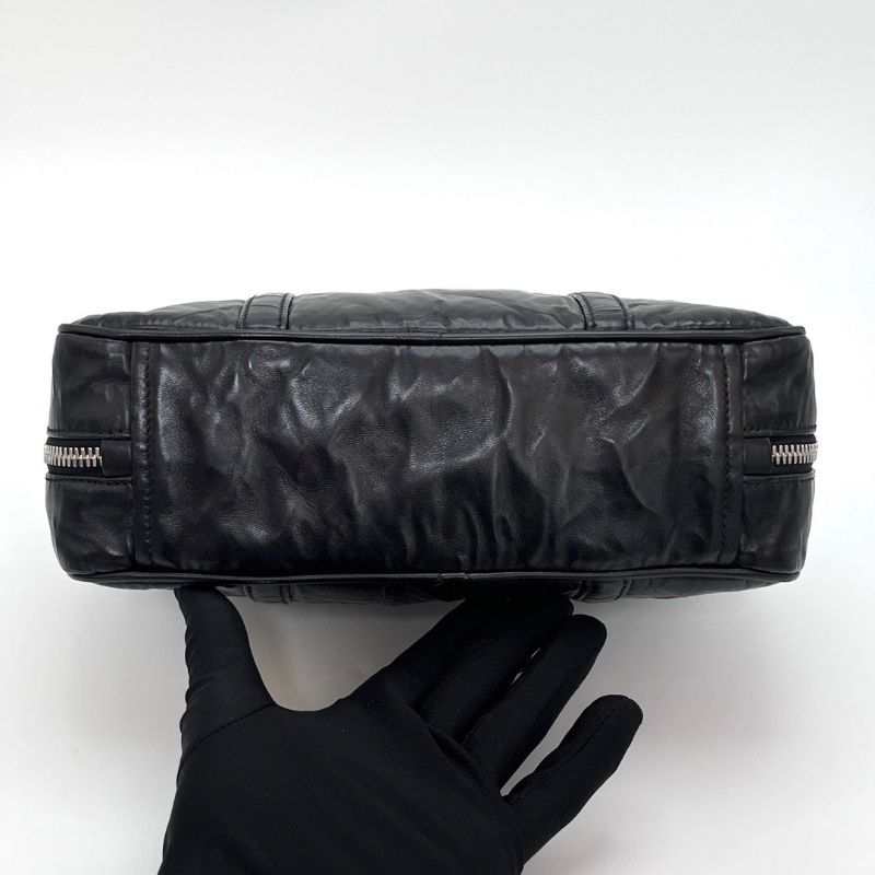 PRADA 黑色三角標褶皺羊皮手提保齡球包 24*15.5*7 99新配件塵袋-4