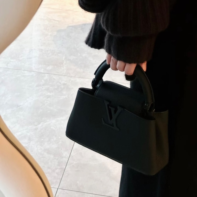 LV 磨砂黑Capucines mini手提斜背包芯片款22*12*7 99新配件塵袋-0