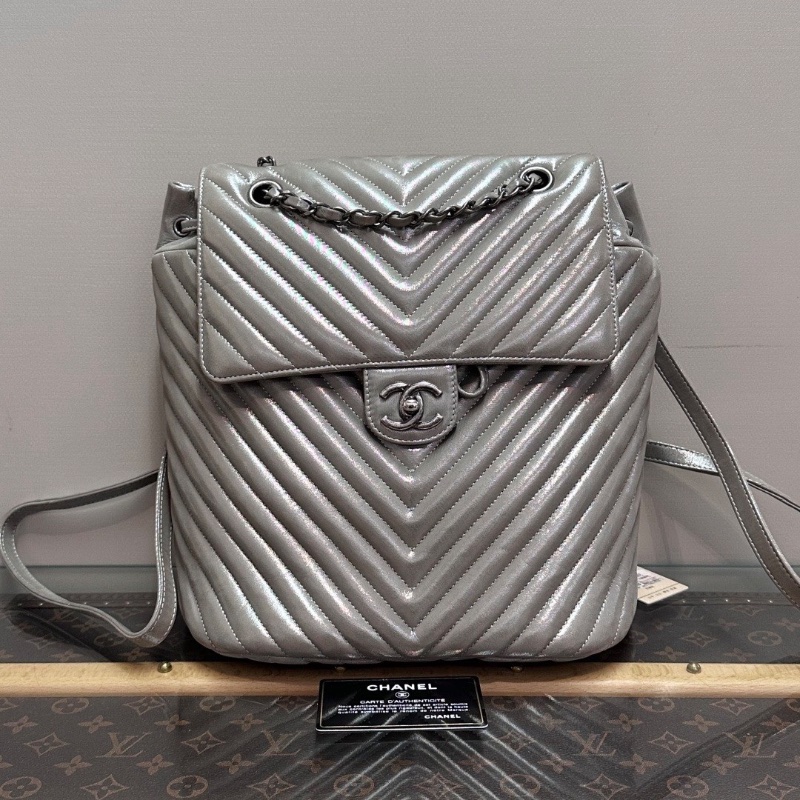 CHANEL 灰色珠光薩爾茨堡V紋後背包24*30*14 98新配件塵袋保卡-1
