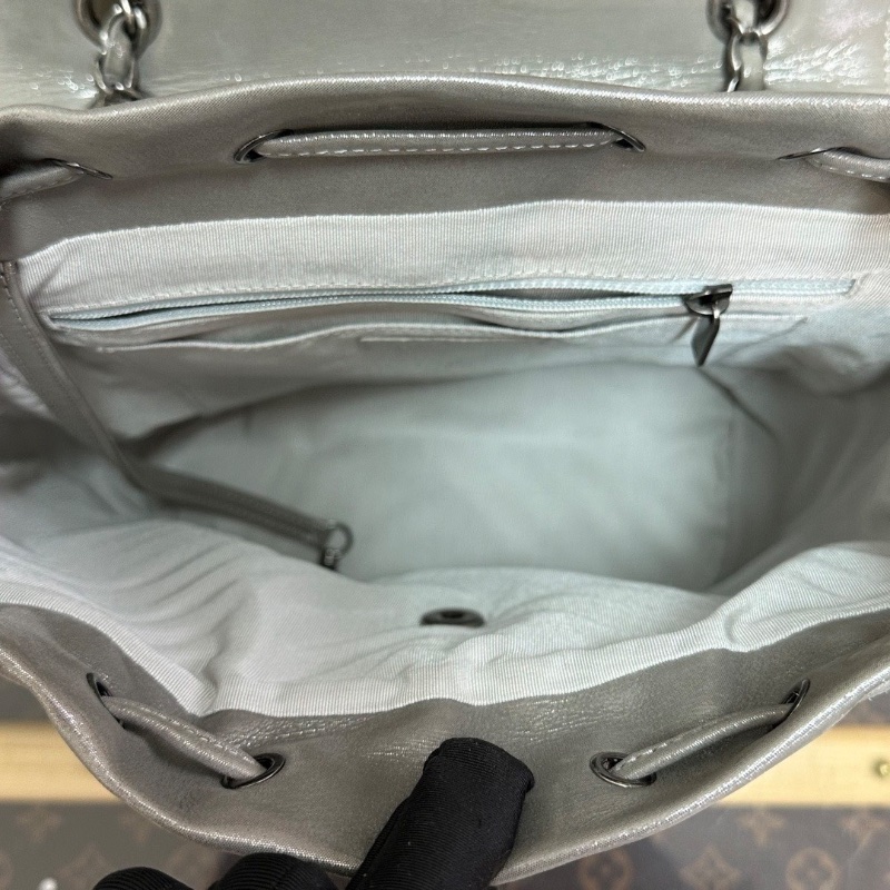 CHANEL 灰色珠光薩爾茨堡V紋後背包24*30*14 98新配件塵袋保卡-2