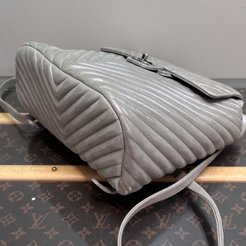 CHANEL 灰色珠光薩爾茨堡V紋後背包24*30*14 98新配件塵袋保卡-3