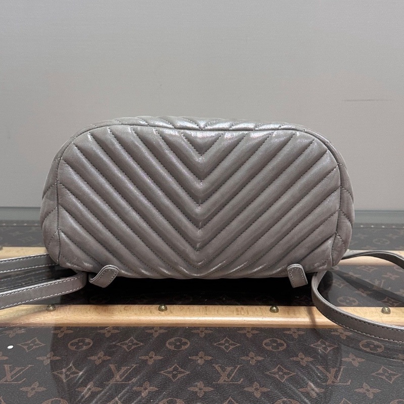 CHANEL 灰色珠光薩爾茨堡V紋後背包24*30*14 98新配件塵袋保卡-4