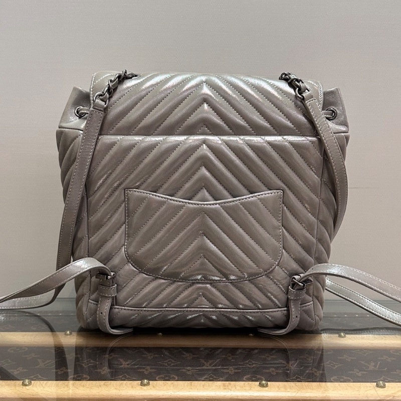 CHANEL 灰色珠光薩爾茨堡V紋後背包24*30*14 98新配件塵袋保卡-6