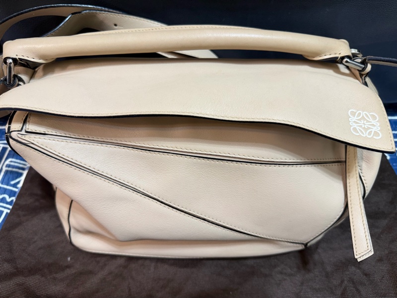 Loewe puzzle 中號包（沙色Sand)-11