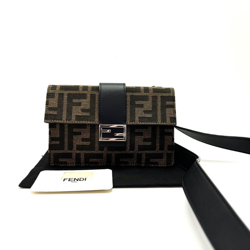 FENDI 經典老花銀扣mini法棍包16.5*10*1.5 98新配件塵袋-1