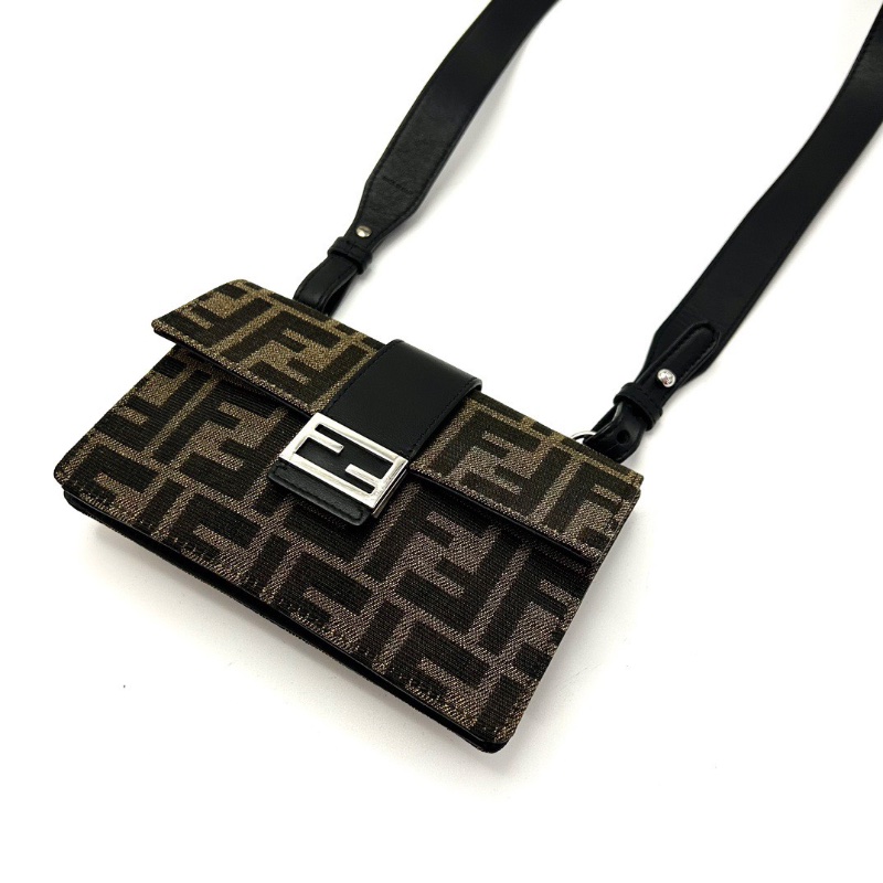 FENDI 經典老花銀扣mini法棍包16.5*10*1.5 98新配件塵袋-5