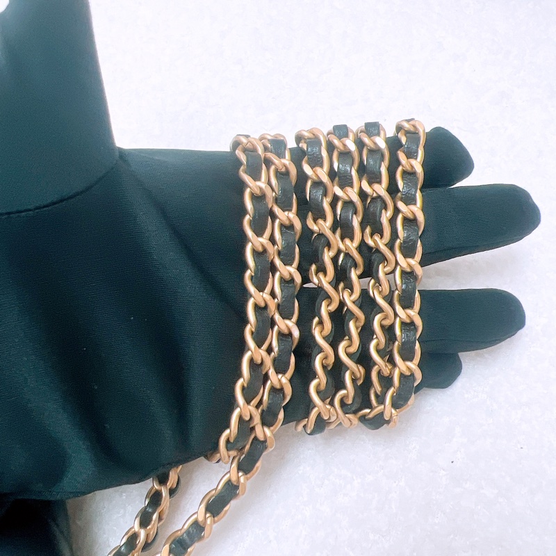 Chanel 22k 黑金迷你手柄包-13