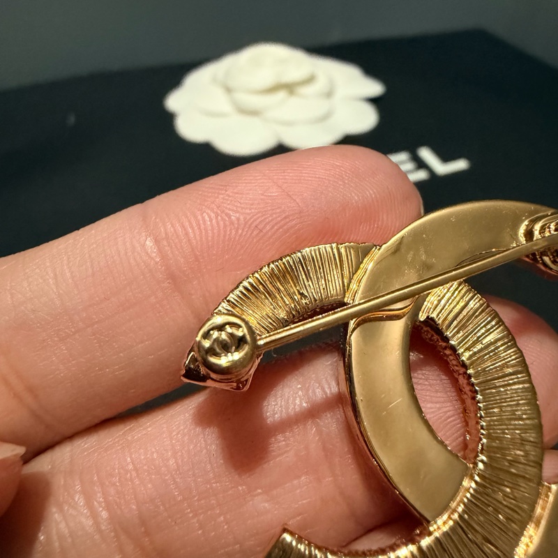 Chanel 香奈兒 24P 琺瑯拼浮雕胸針 金-12