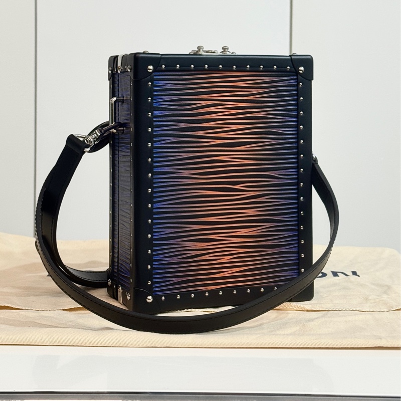 Lv M10258 Vertical Clutch Box 硬箱包-1