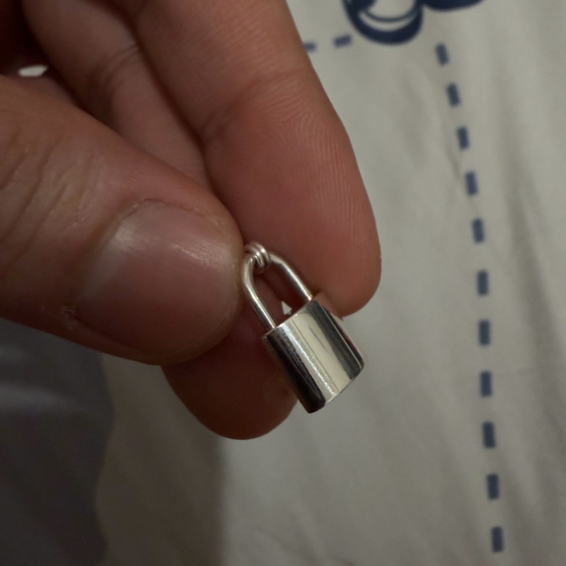 LV Silver Lockit 純銀吊墜項鍊,LV Silver Lockit 純銀項鍊(正品) 經典鎖頭設計,簡約好搭,男女皆宜。-6