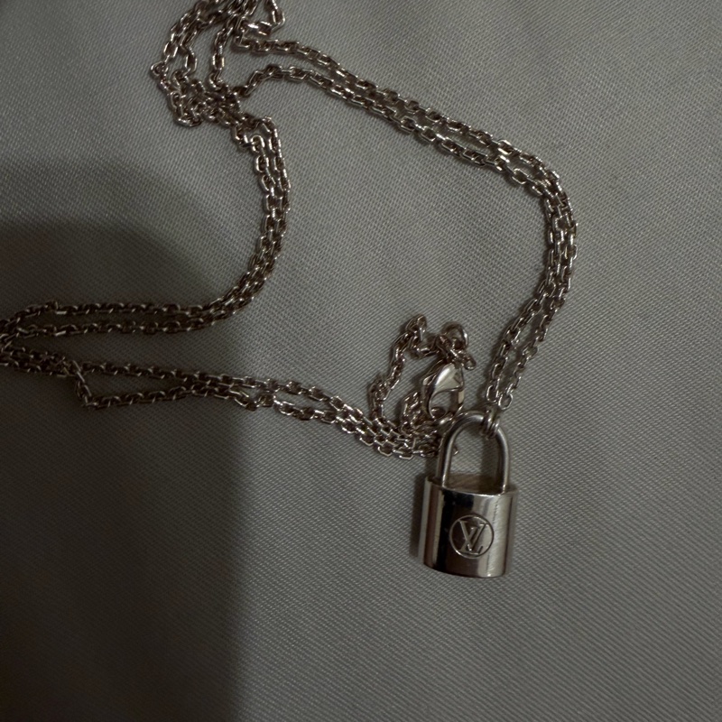 LV Silver Lockit 純銀吊墜項鍊,LV Silver Lockit 純銀項鍊(正品) 經典鎖頭設計,簡約好搭,男女皆宜。-7