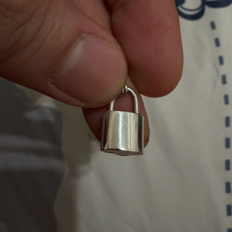LV Silver Lockit 純銀吊墜項鍊,LV Silver Lockit 純銀項鍊(正品) 經典鎖頭設計,簡約好搭,男女皆宜。-9