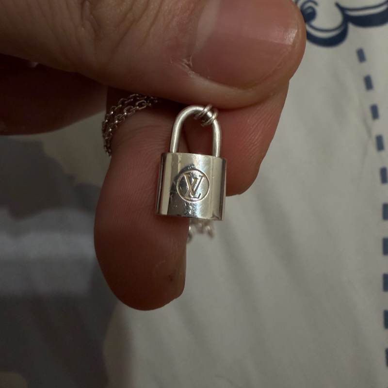 LV Silver Lockit 純銀吊墜項鍊,LV Silver Lockit 純銀項鍊(正品) 經典鎖頭設計,簡約好搭,男女皆宜。-11