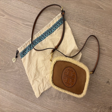 Tory Burch Ella 羊皮毛相機包