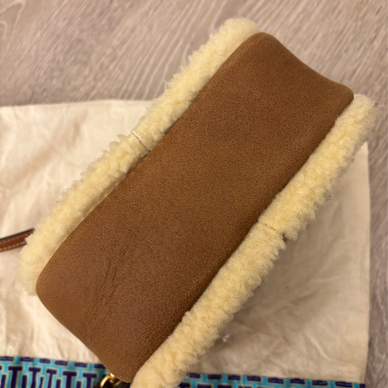Tory Burch Ella 羊皮毛相機包-10