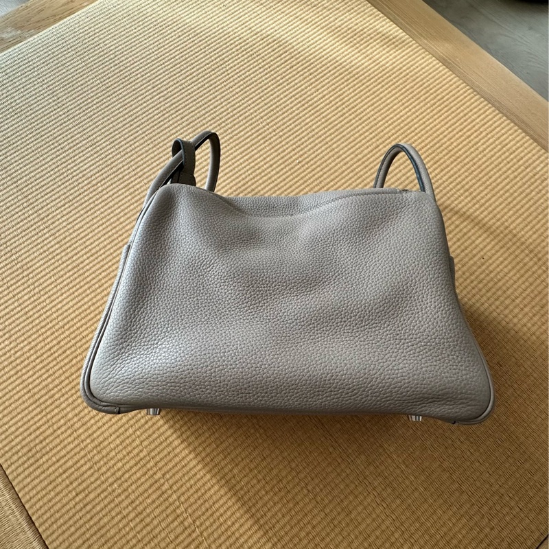 愛🐎人必備款/Hermès Lindy 30大象灰經典包（我30才叫Lindy好嗎😡!沒垂墜感沒三角粽子型的算什麼啦）-5