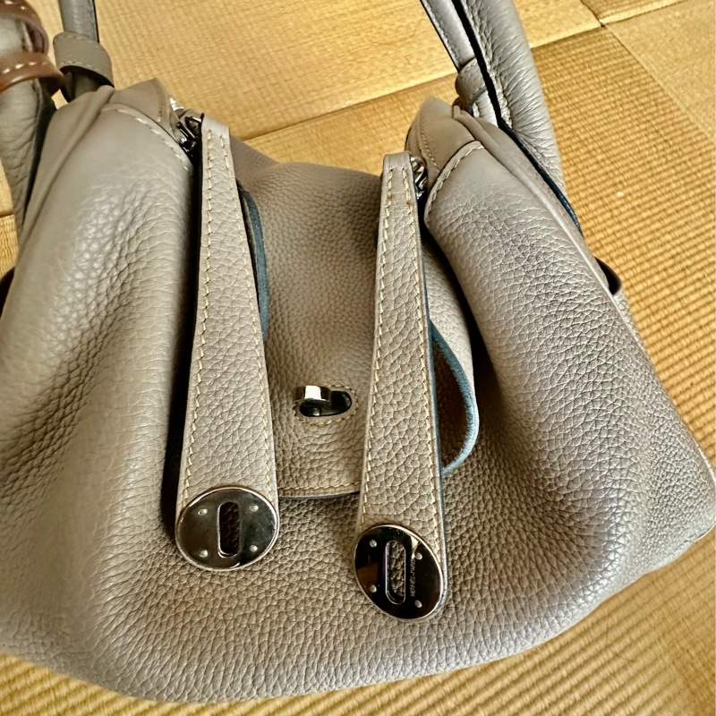 愛🐎人必備款/Hermès Lindy 30大象灰經典包（我30才叫Lindy好嗎😡!沒垂墜感沒三角粽子型的算什麼啦）-14