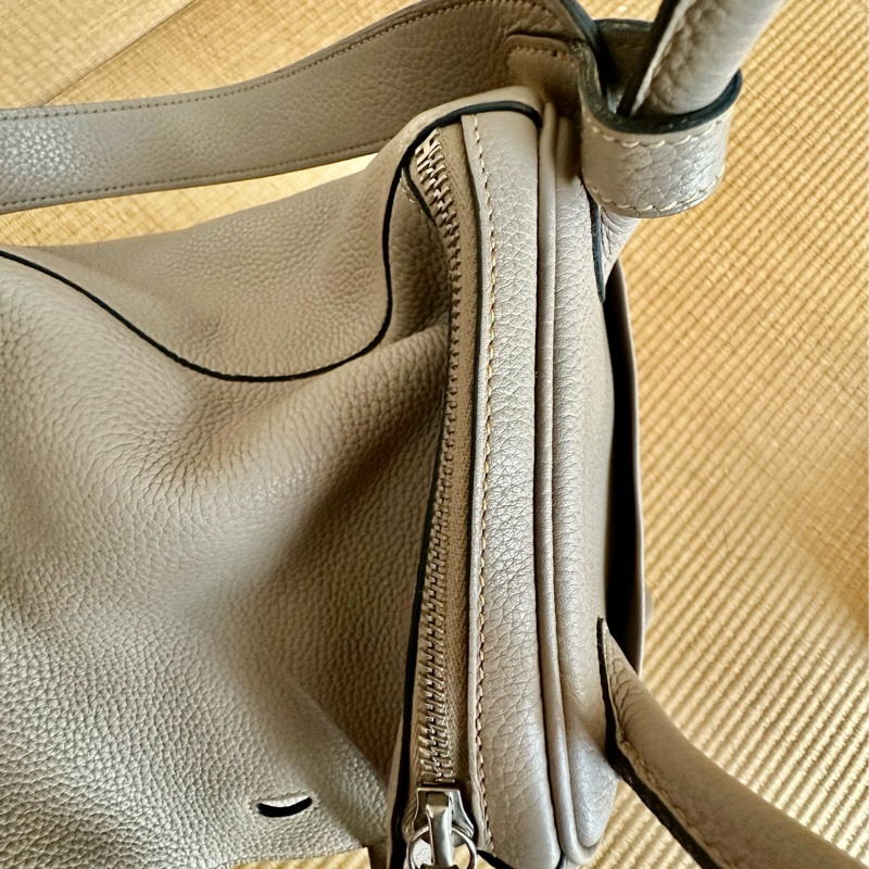 愛🐎人必備款/Hermès Lindy 30大象灰經典包（我30才叫Lindy好嗎😡!沒垂墜感沒三角粽子型的算什麼啦）-16