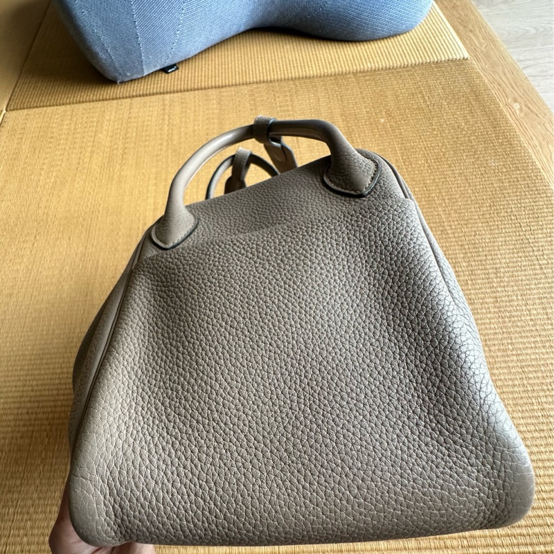 愛🐎人必備款/Hermès Lindy 30大象灰經典包（我30才叫Lindy好嗎😡!沒垂墜感沒三角粽子型的算什麼啦）-6