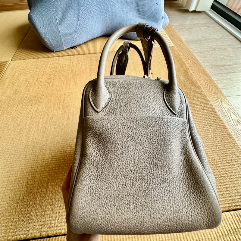 愛🐎人必備款/Hermès Lindy 30大象灰經典包（我30才叫Lindy好嗎😡!沒垂墜感沒三角粽子型的算什麼啦）-7