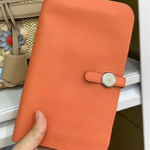 9成新 愛馬仕 Hermès Dogon 橘色皮革長夾 護照夾｜經典扣帶圓釦・內含拉鍊零錢袋・可當手拿包