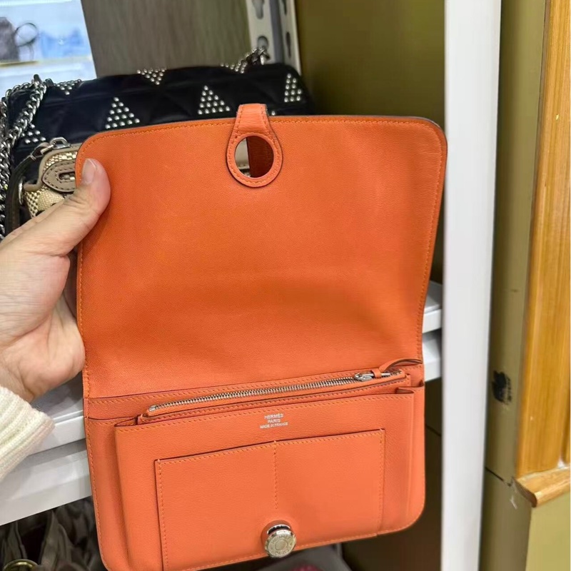 9成新 愛馬仕 Hermès Dogon 橘色皮革長夾 護照夾|經典扣帶圓釦・內含拉鍊零錢袋・可當手拿包-2
