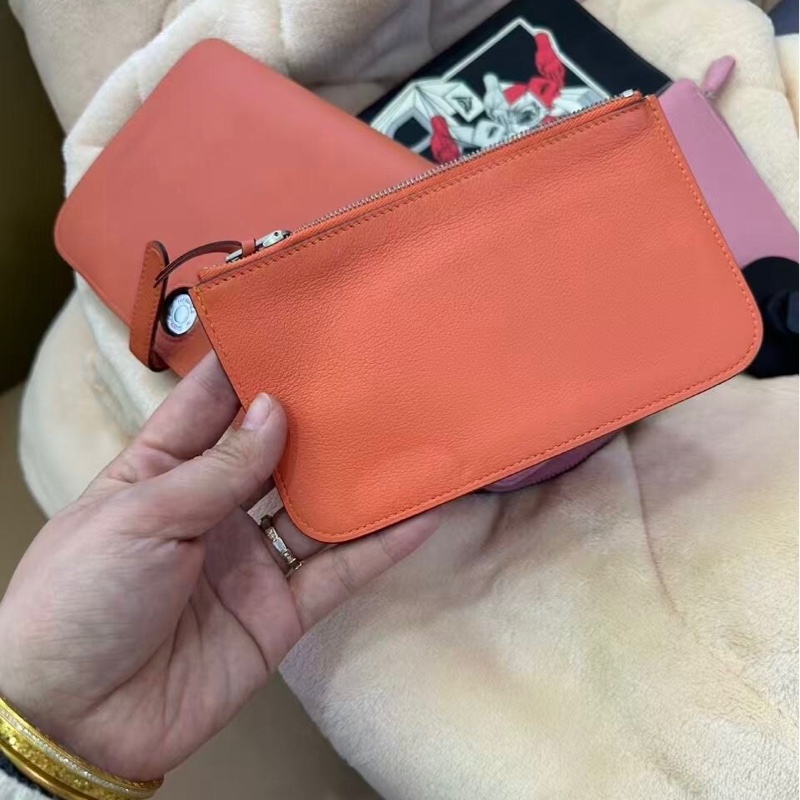 9成新 愛馬仕 Hermès Dogon 橘色皮革長夾 護照夾|經典扣帶圓釦・內含拉鍊零錢袋・可當手拿包-4