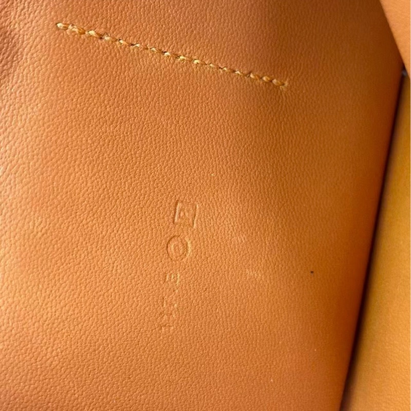 9成新 愛馬仕 Hermès Dogon 橘色皮革長夾 護照夾|經典扣帶圓釦・內含拉鍊零錢袋・可當手拿包-6