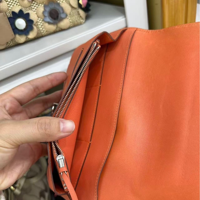 9成新 愛馬仕 Hermès Dogon 橘色皮革長夾 護照夾|經典扣帶圓釦・內含拉鍊零錢袋・可當手拿包-10