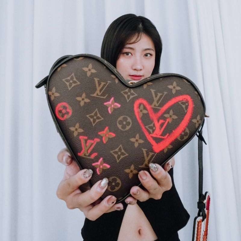 Louis Vuitton Sac Coeur 愛心字樣帆布斜背包(M45890-咖)-0