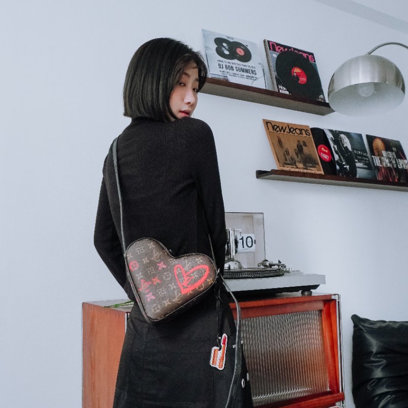 Louis Vuitton Sac Coeur 愛心字樣帆布斜背包(M45890-咖)-6