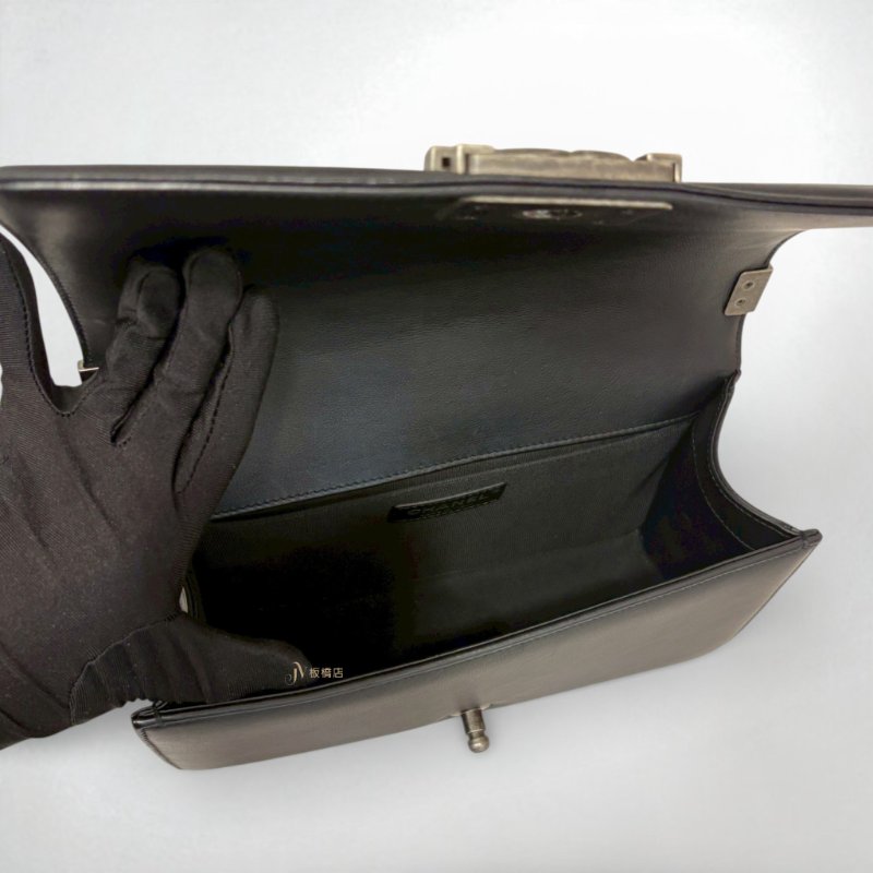 CHANEL 包包 BOY 25 黑色菱格牛皮銀釦口蓋包 A67086-5