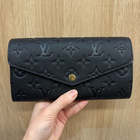 LV 黑牛皮壓紋Sarah長夾M82257