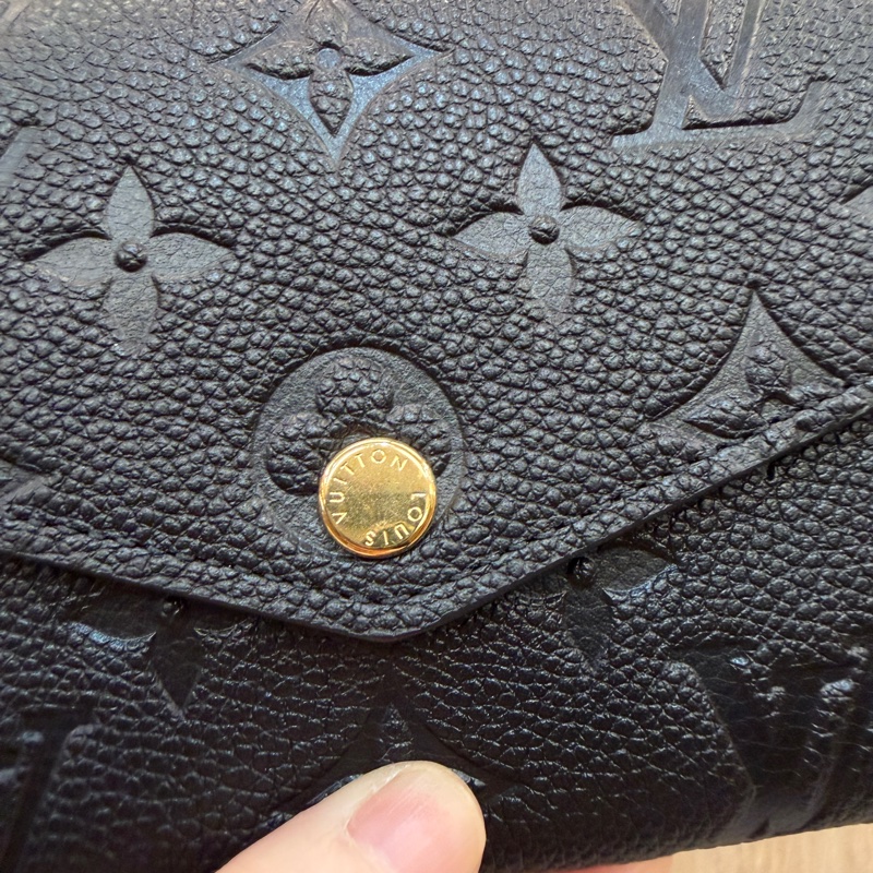 LV 黑牛皮壓紋Sarah長夾M82257-1