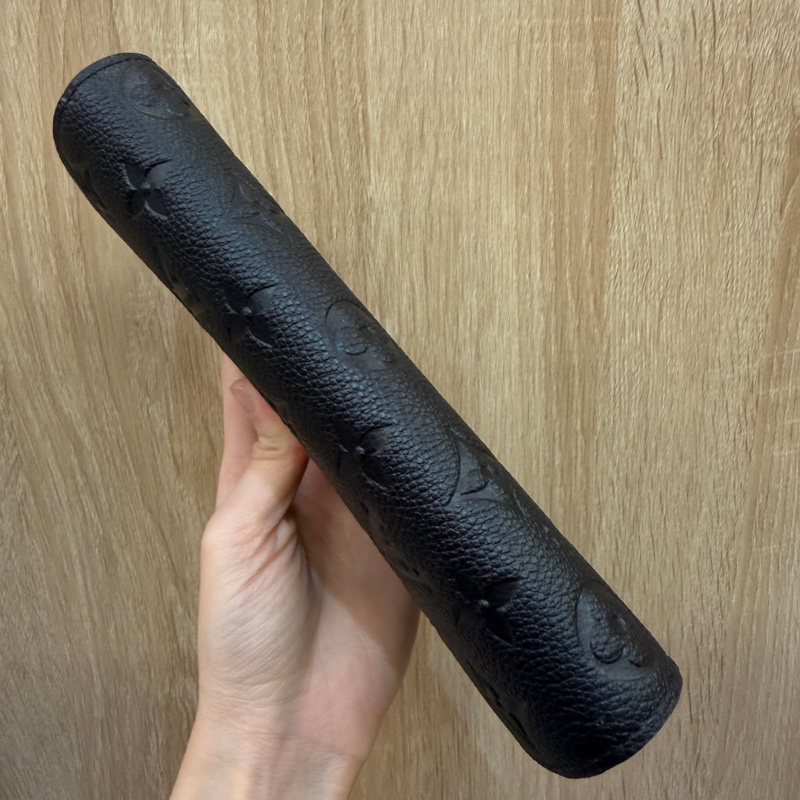 LV 黑牛皮壓紋Sarah長夾M82257-4