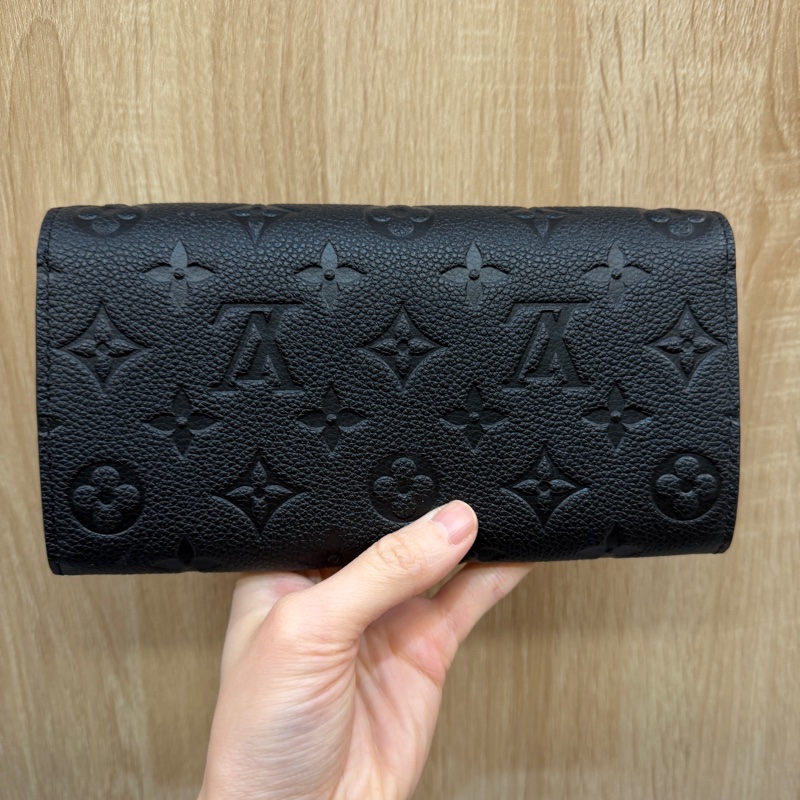 LV 黑牛皮壓紋Sarah長夾M82257-5