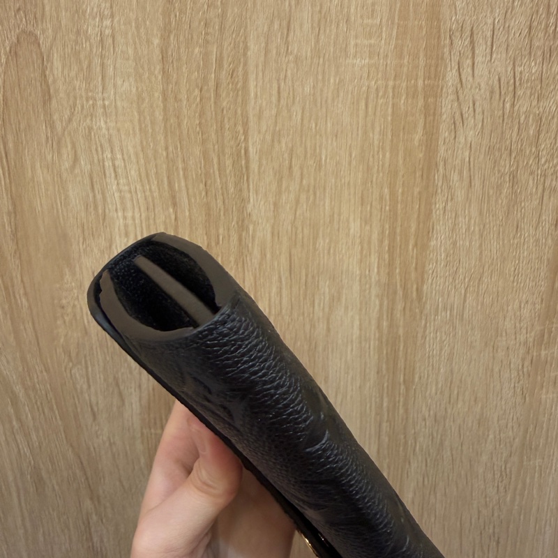 LV 黑牛皮壓紋Sarah長夾M82257-7